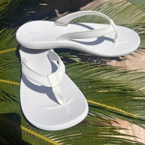 NWT Olukai Kapehe Rubber Sandals Flip Flop Beach Pool